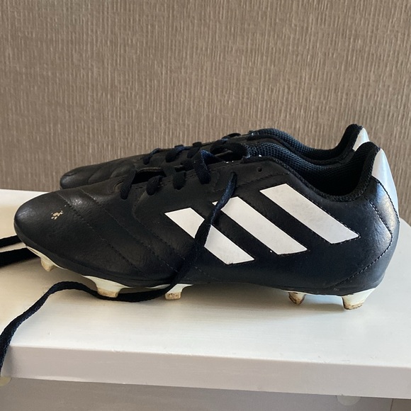 Lightly worn girls soccer cleats - Picture 2 of 4